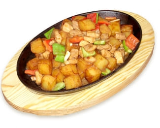 Картофель с мясом (铁板土豆丁) 400гр.